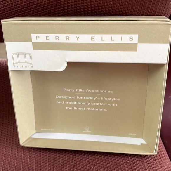 Perry Ellis Black Leather Tri-Fold Wallet - Picture 3 of 10